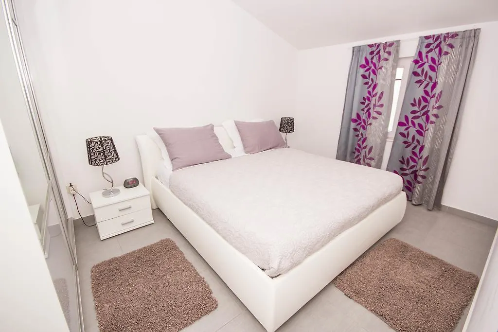Apartments Maria Трогир 0*,